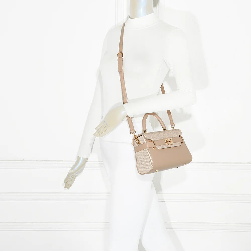 Sac Lysia taupe porté par une femme, à la main ou avec sa bandoulière amovible – réf. YL-26007
