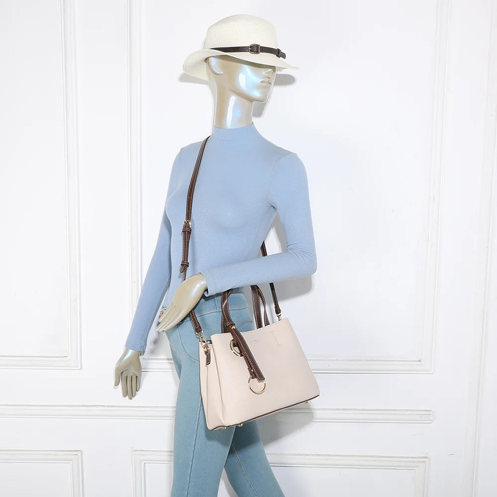 Sac à main Madeleine beige/coffee porté par une femme, à la main ou avec sa bandoulière – réf. DG-5815