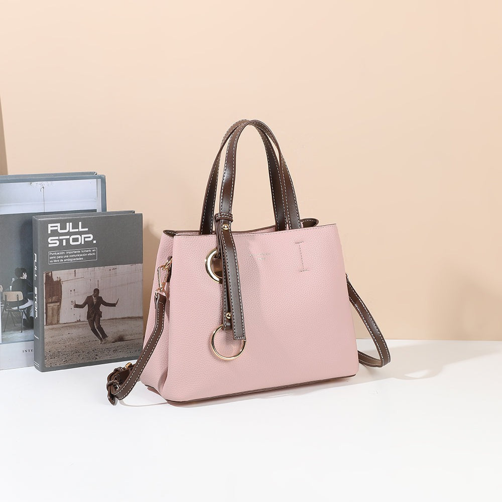 Sac à main Madeleine rose posé dans un décor d’intérieur – visuel d’ambiance créé avec l’IA – Gallantry Paris