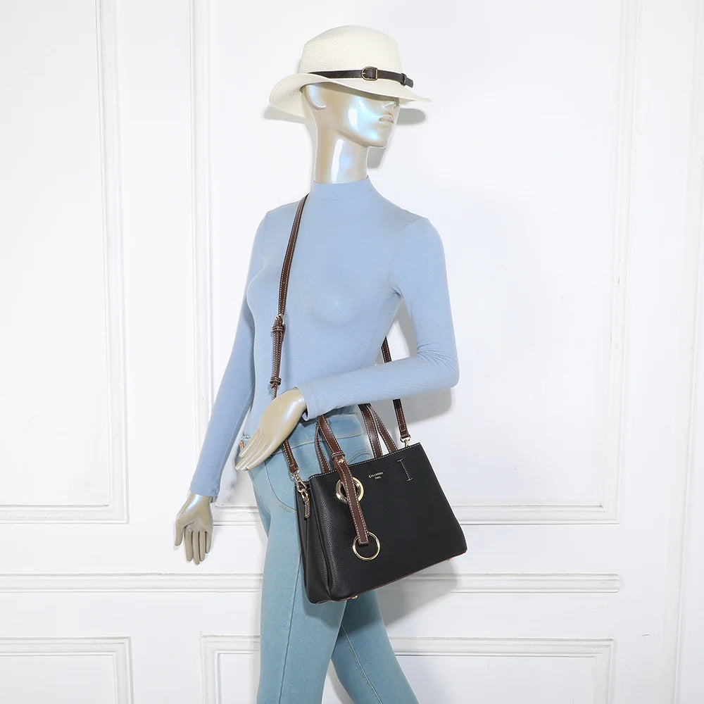 Sac à main Madeleine noir porté par une femme, à la main ou avec sa bandoulière – réf. DG-5815