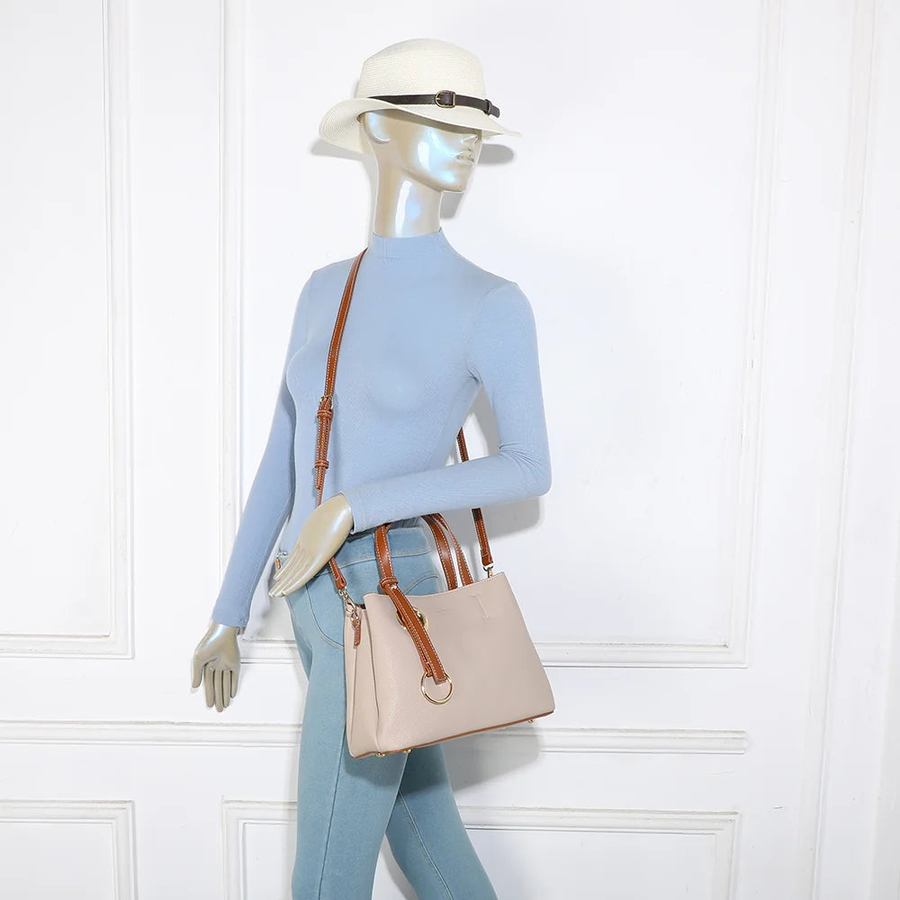 Sac à main Madeleine taupe/marron porté par une femme, à la main ou avec sa bandoulière – réf. DG-5815