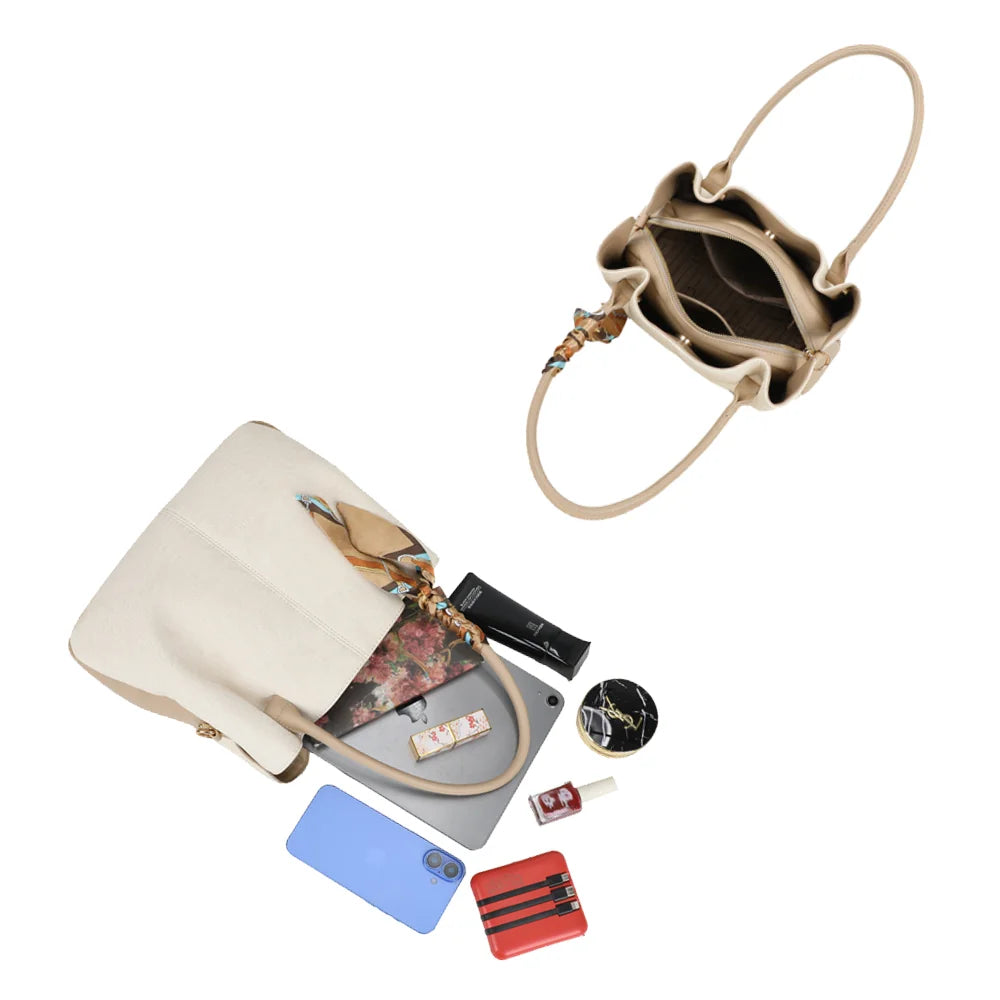 Intérieur du Mademoiselle Canvas beige/taupe : grande poche centrale zippée et espaces de chaque côté – réf. A-9157