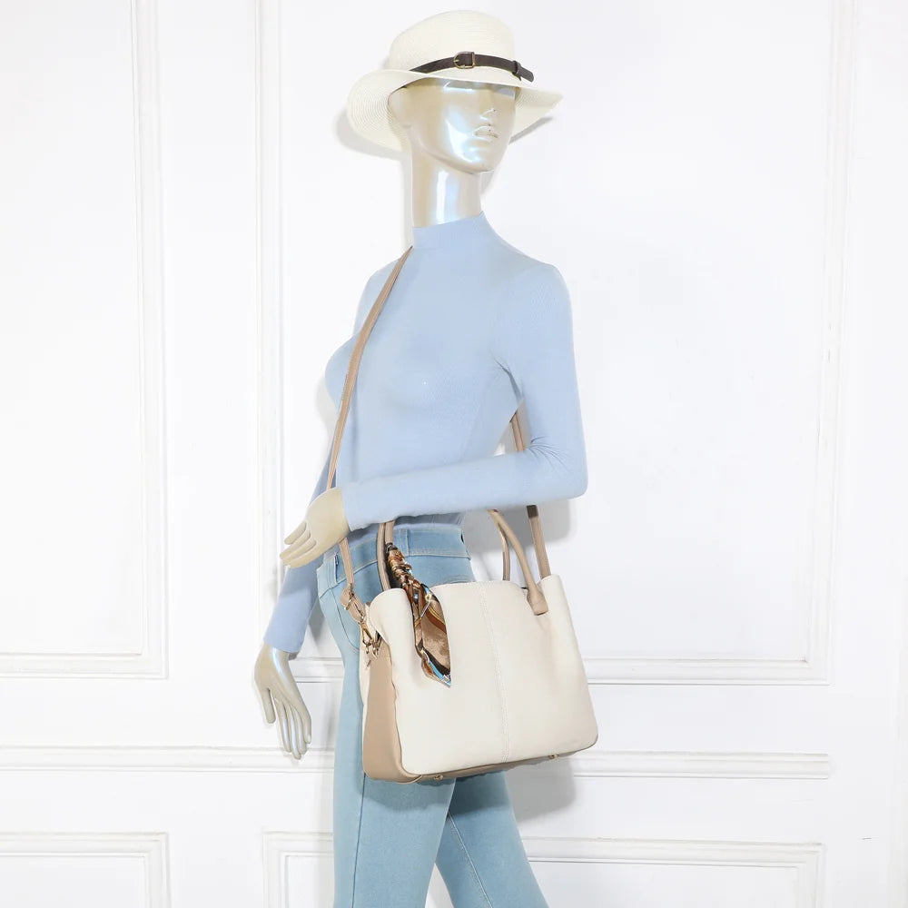 Mademoiselle Canvas beige/taupe porté par une femme, à la main ou à l’épaule avec sa bandoulière amovible – réf. A-9157