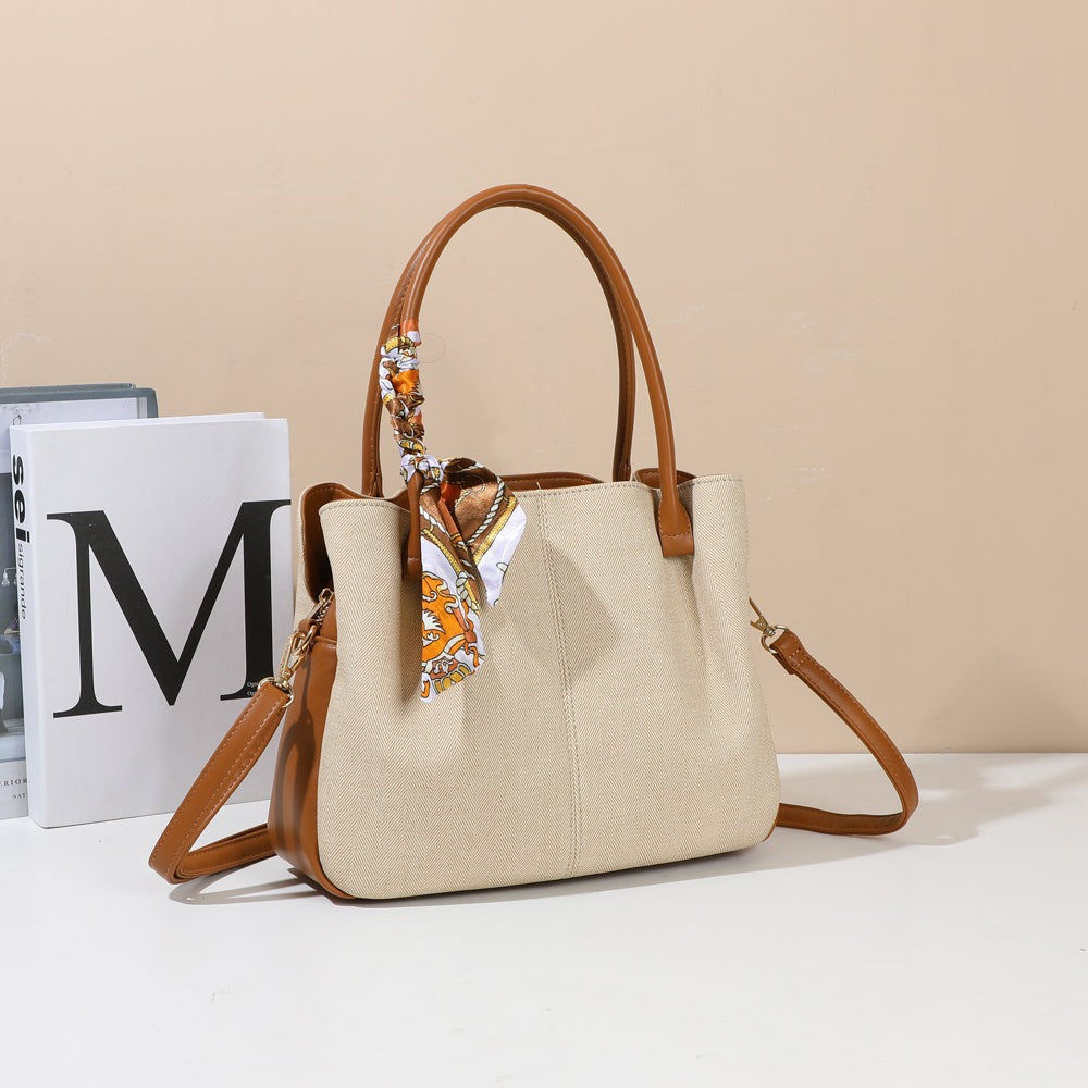 Sac à main Mademoiselle Canvas taupe et marron mis en scène dans un décor – visuel d’ambiance créé avec l’IA – Gallantry Paris
