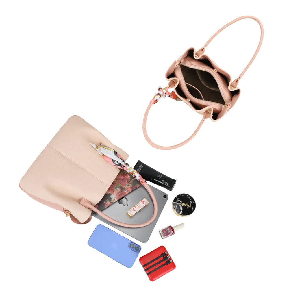 Intérieur du Mademoiselle Canvas rose : grande poche centrale zippée et espaces de chaque côté – réf. A-9157