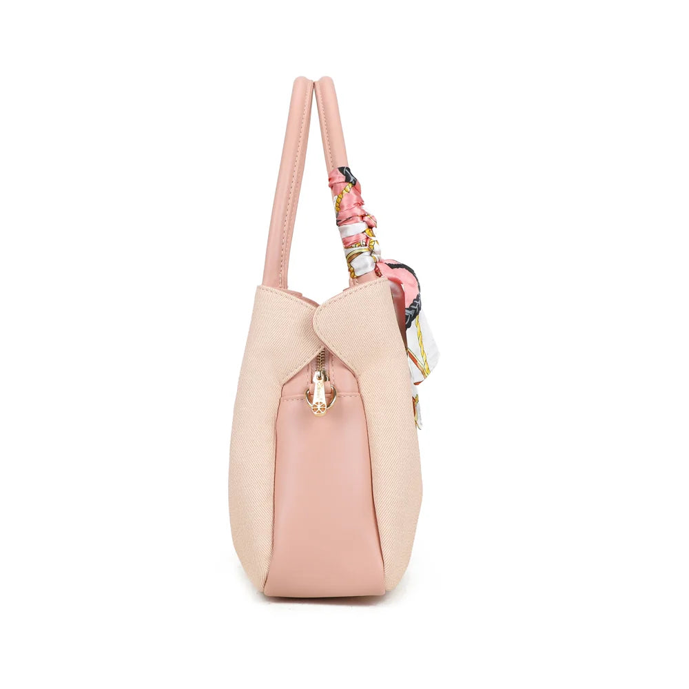 Profil du Mademoiselle Canvas rose : côté en synthétique lisse et anneau doré pour la bandoulière – réf. A-9157