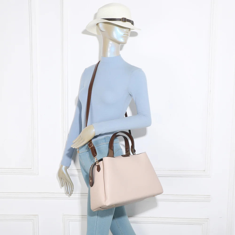 Sac Madison Chic beige/coffee porté par une femme, à la main ou avec sa bandoulière marron amovible – réf. M-9458