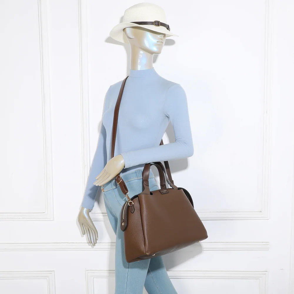 Sac Madison Chic café porté par une femme, à la main ou avec sa bandoulière marron amovible – réf. M-9458