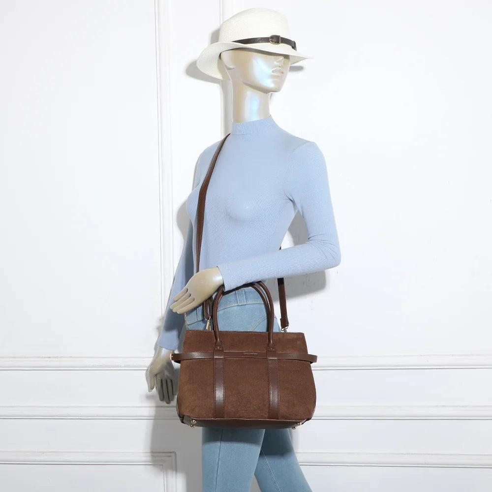 Sac Maëva café porté par une femme, à la main ou avec sa bandoulière amovible – réf. R-2019