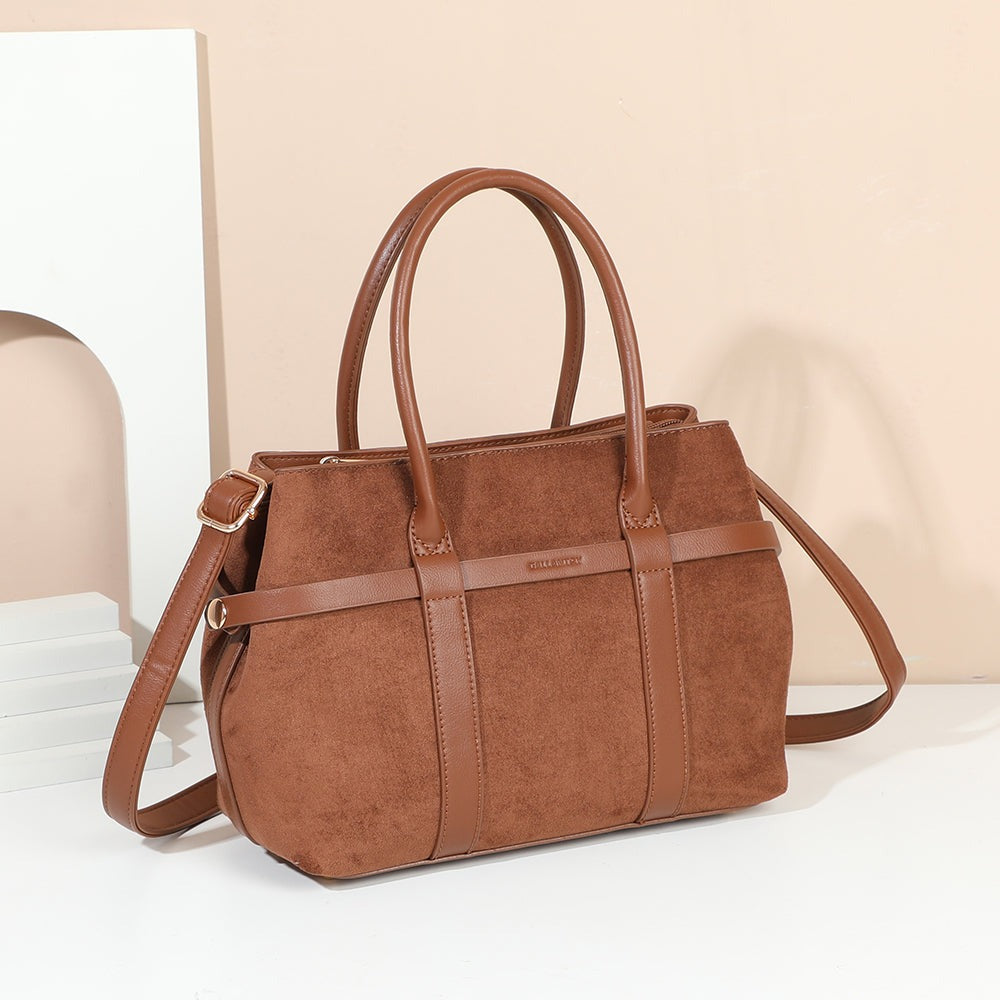 Sac à main Maëva marron à l’aspect suédé posé dans un décor intérieur – visuel d’ambiance créé avec l’IA – Gallantry Paris