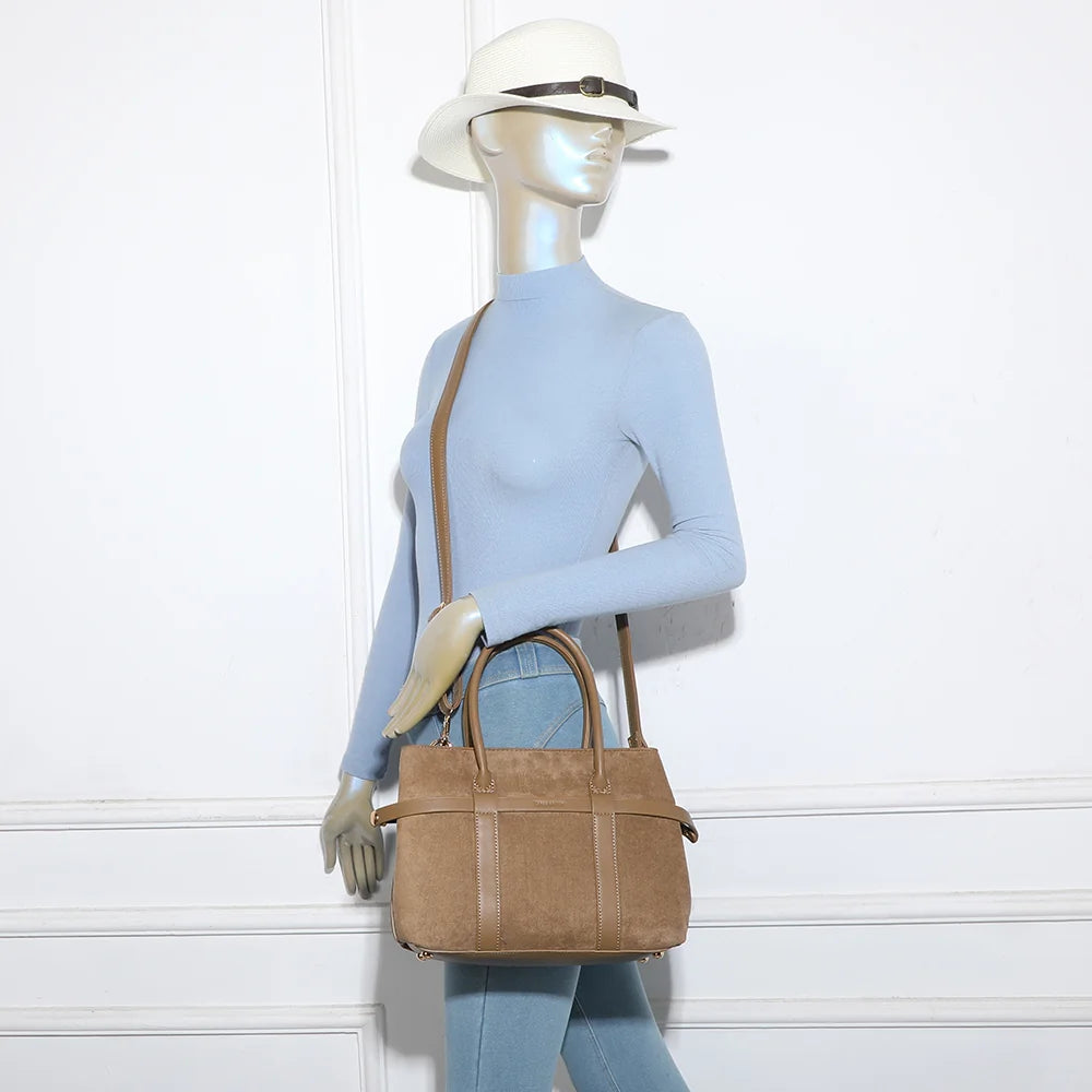 Sac Maëva taupe foncé porté par une femme, à la main ou avec sa bandoulière amovible – réf. R-2019