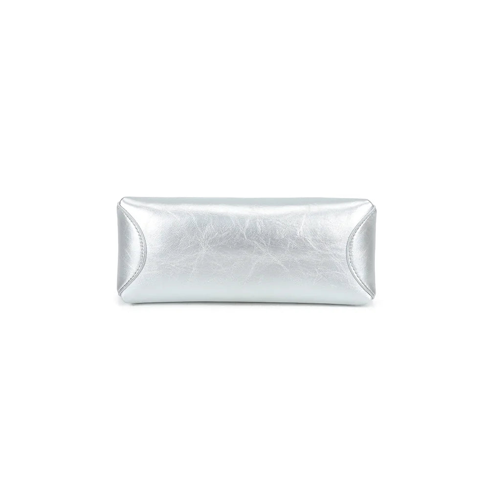 Dessous du sac Maïa argent, forme baril compacte de 24 × 10 × 10 cm – réf. KJ-62062