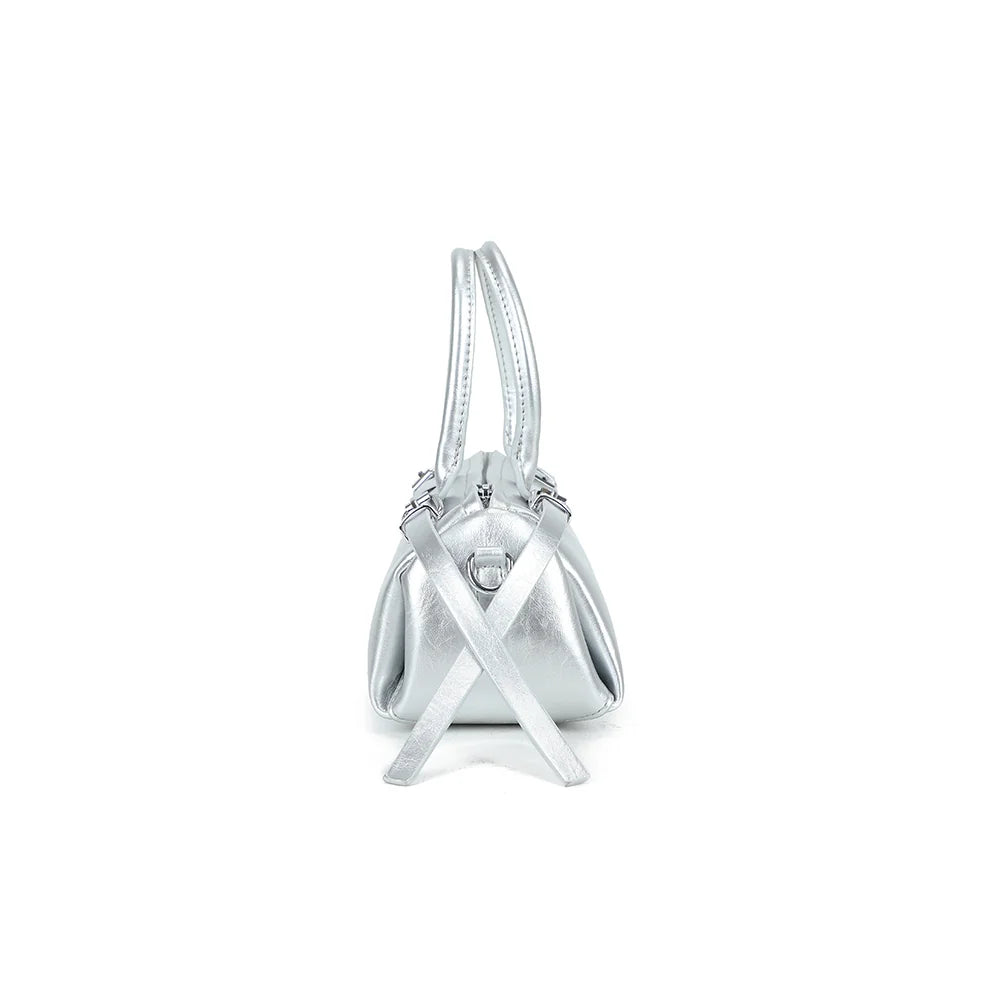 Profil du sac Maïa argent avec son attache de bandoulière à mousqueton doré – réf. KJ-62062
