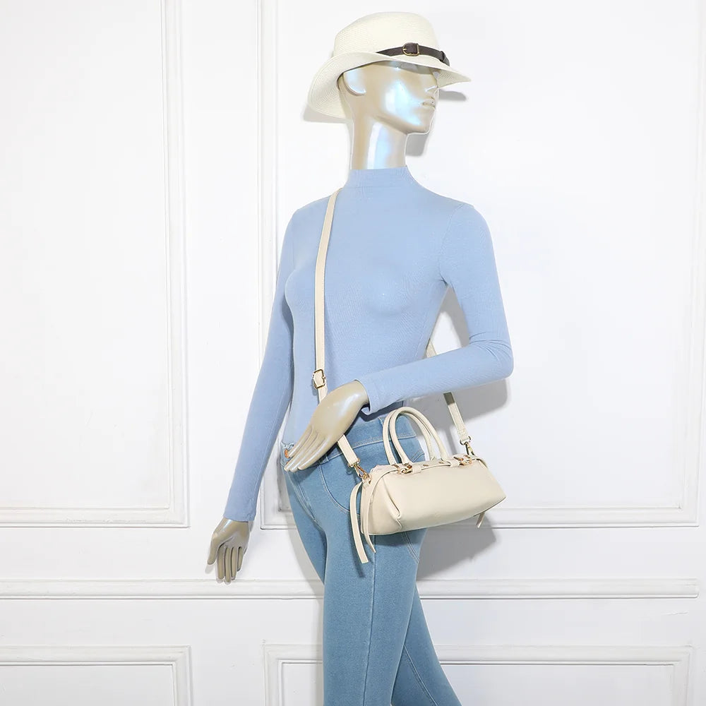 Sac Maïa beige porté par une femme, à la main ou à l’épaule avec la bandoulière amovible – réf. KJ-62062