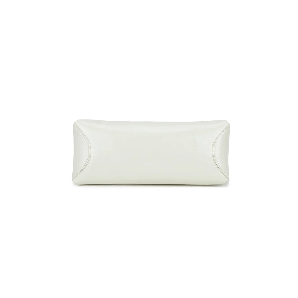 Dessous du sac Maïa blanc, forme baril compacte de 24 × 10 × 10 cm – réf. KJ-62062