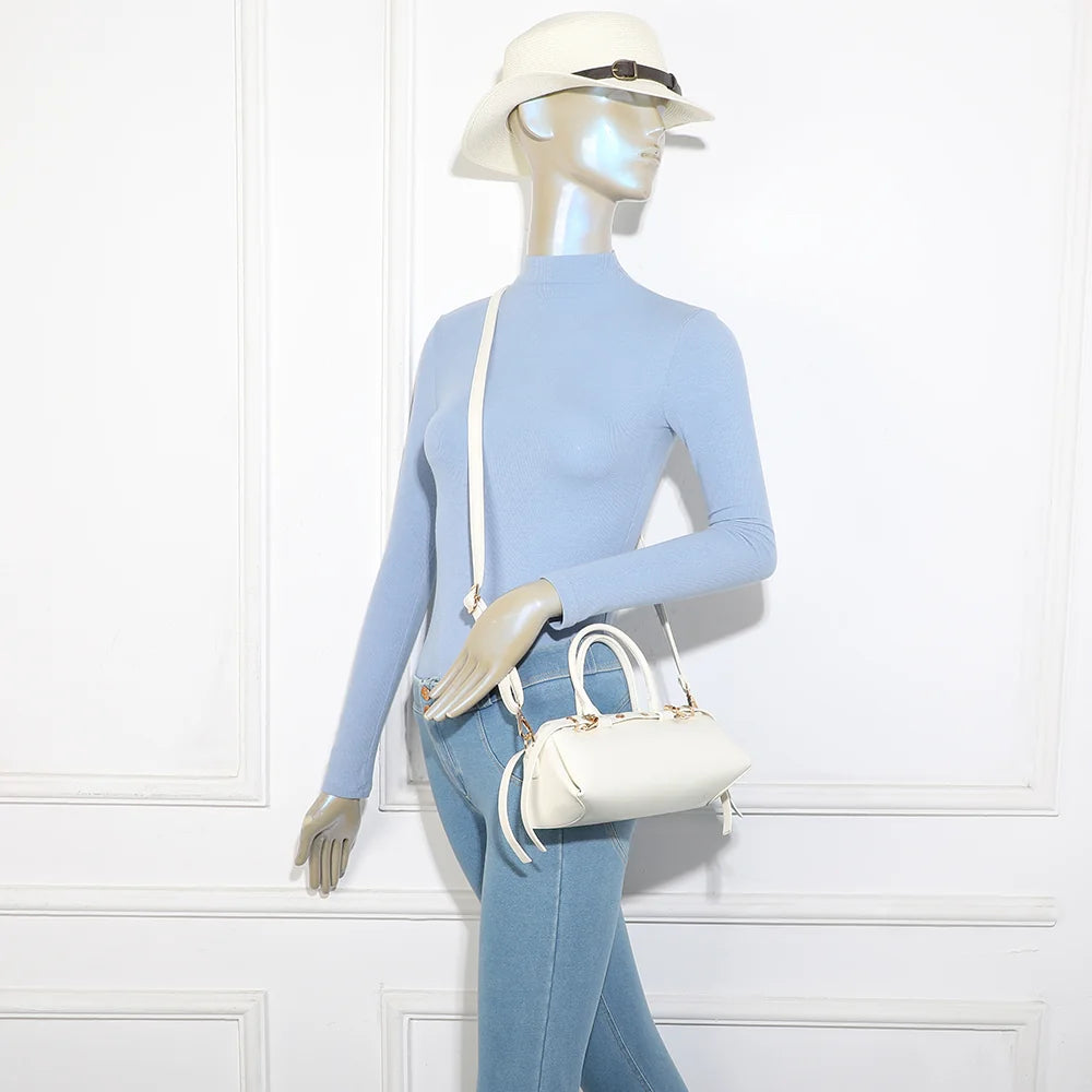 Sac Maïa blanc porté par une femme, à la main ou à l’épaule avec la bandoulière amovible – réf. KJ-62062