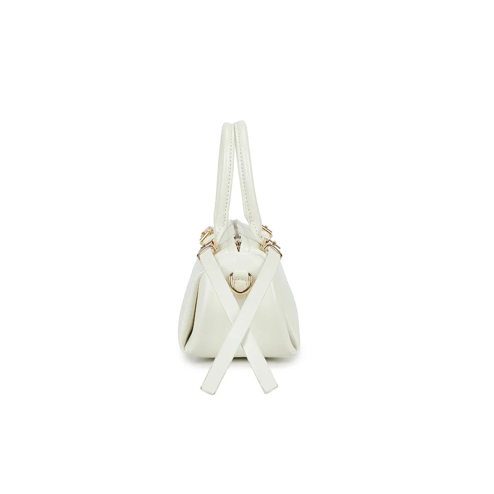 Profil du sac Maïa blanc avec son attache de bandoulière à mousqueton doré – réf. KJ-62062