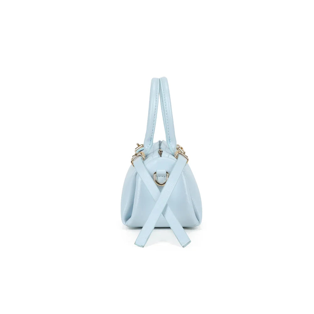 Profil du sac Maïa bleu clair avec son attache de bandoulière à mousqueton doré – réf. KJ-62062