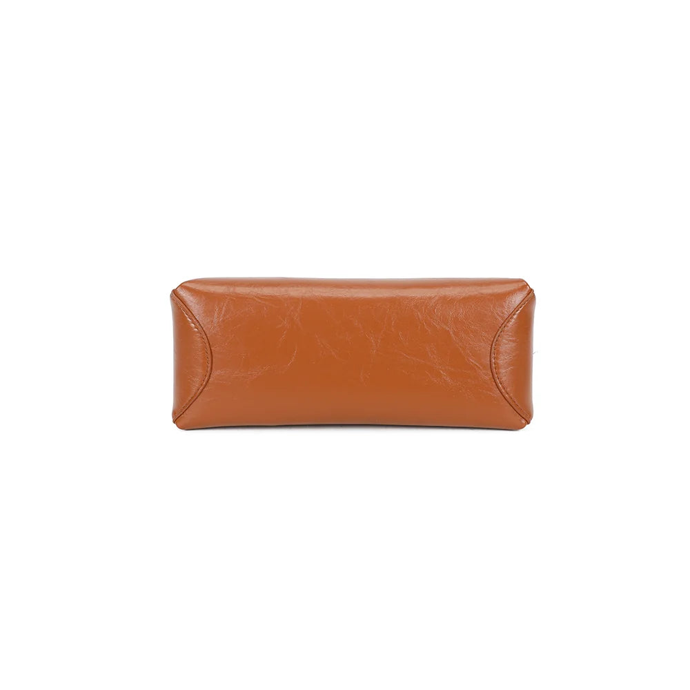 Dessous du sac Maïa marron, forme baril compacte de 24 × 10 × 10 cm – réf. KJ-62062