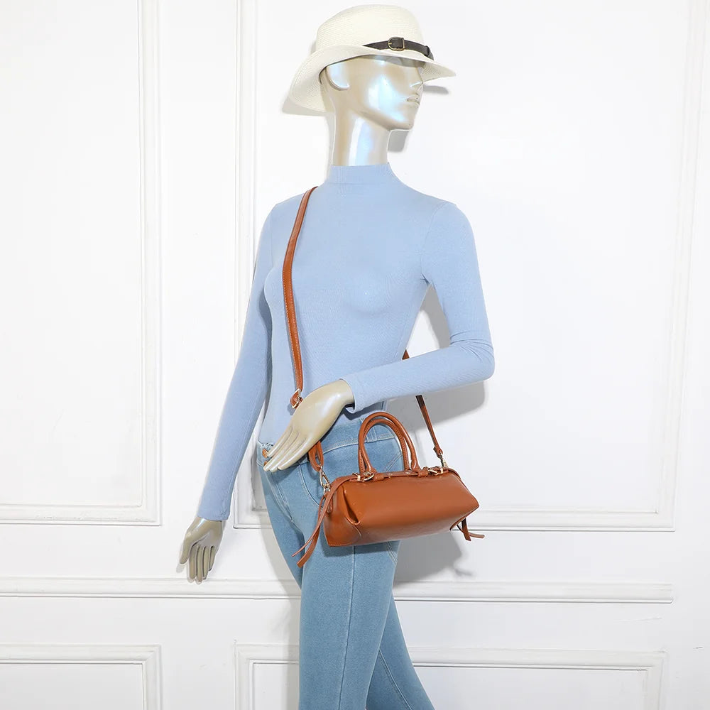 Sac Maïa marron porté par une femme, à la main ou à l’épaule avec la bandoulière amovible – réf. KJ-62062