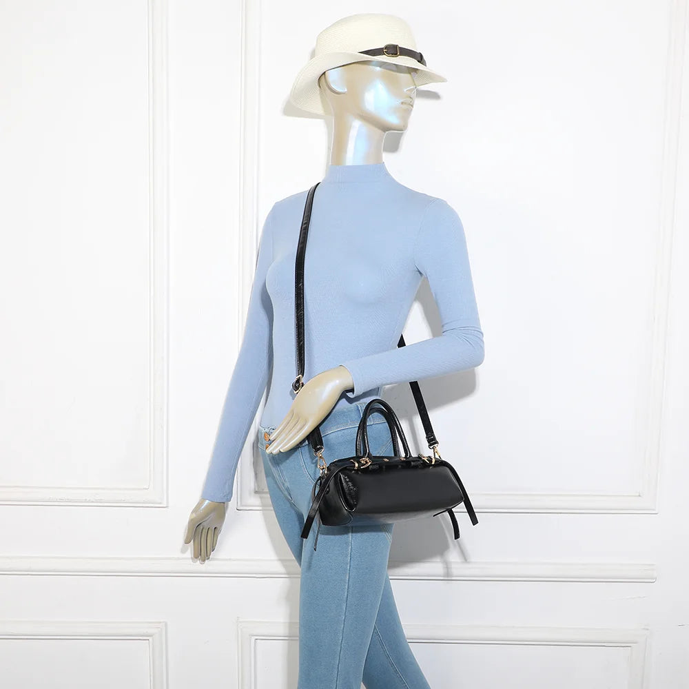 Sac Maïa noir porté par une femme, à la main ou à l’épaule avec la bandoulière amovible – réf. KJ-62062