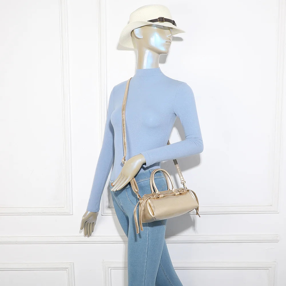 Sac Maïa or porté par une femme, à la main ou à l’épaule avec la bandoulière amovible – réf. KJ-62062