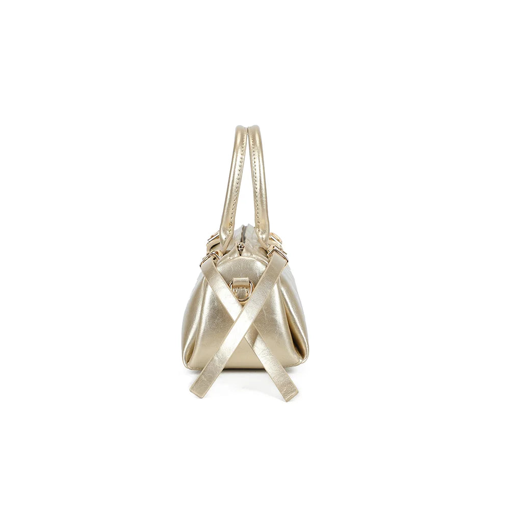 Profil du sac Maïa or avec son attache de bandoulière à mousqueton doré – réf. KJ-62062