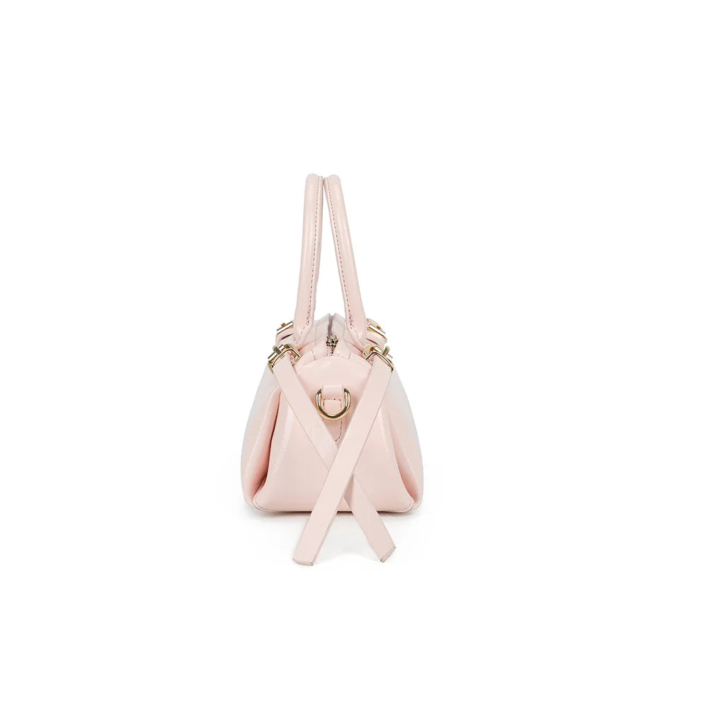 Profil du sac Maïa rose avec son attache de bandoulière à mousqueton doré – réf. KJ-62062