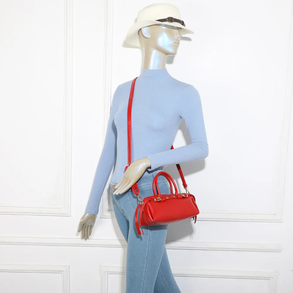 Sac Maïa rouge porté par une femme, à la main ou à l’épaule avec la bandoulière amovible – réf. KJ-62062