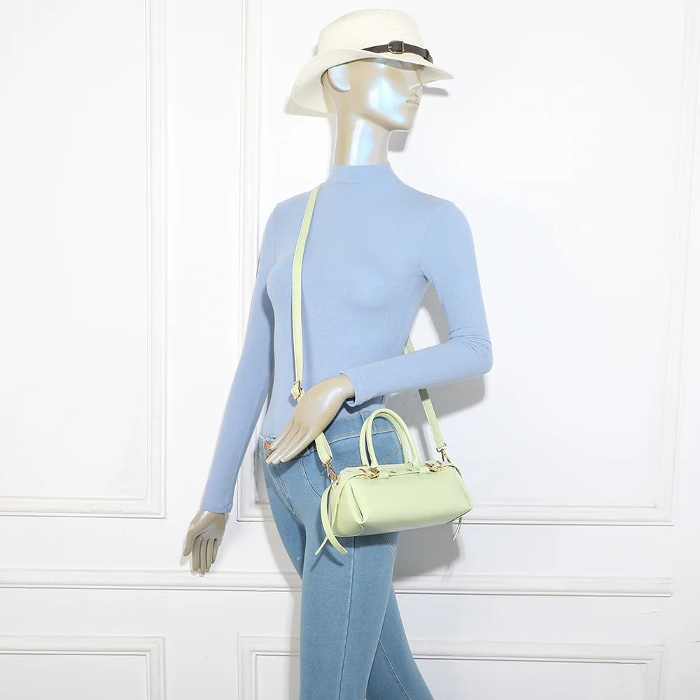 Sac Maïa vert clair porté par une femme, à la main ou à l’épaule avec la bandoulière amovible – réf. KJ-62062