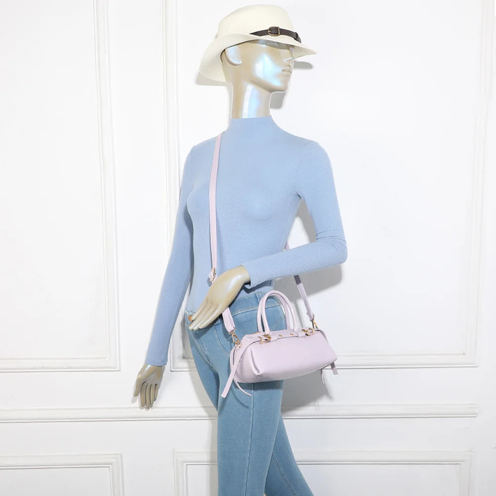 Sac Maïa violet porté par une femme, à la main ou à l’épaule avec la bandoulière amovible – réf. KJ-62062