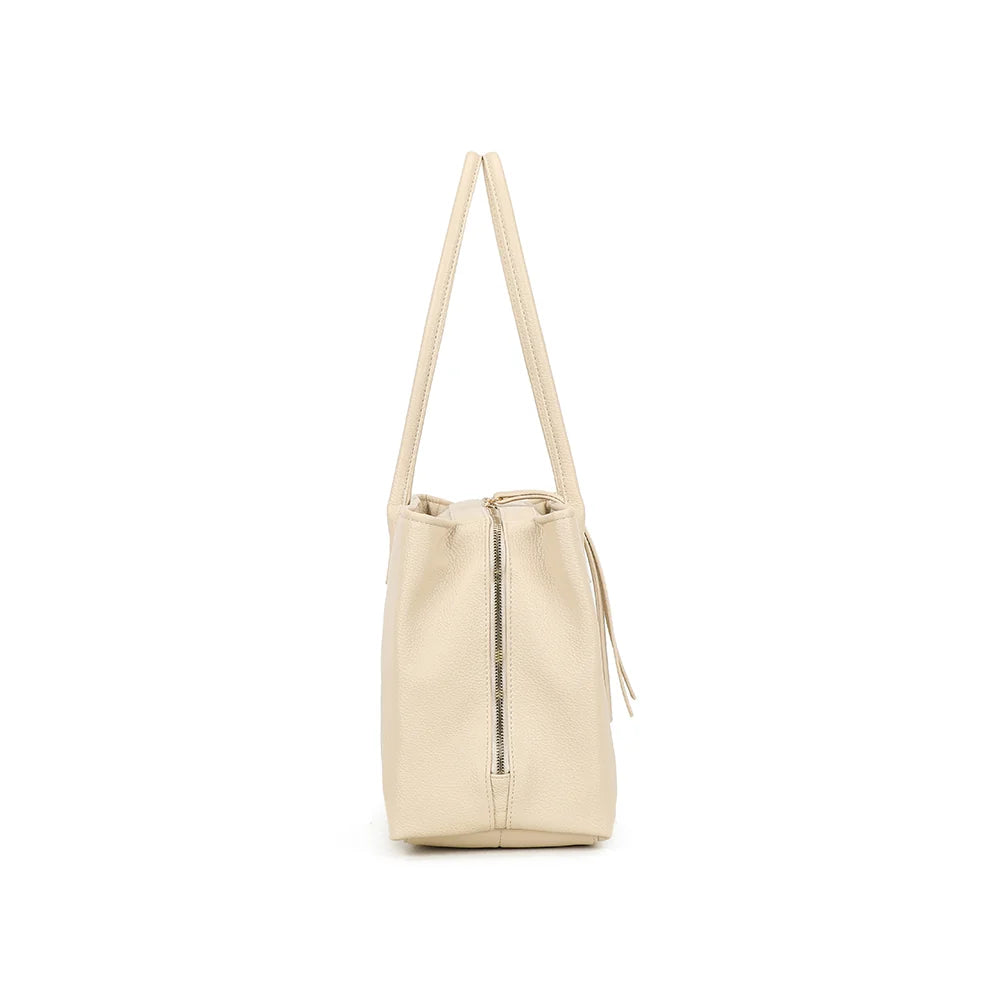 Profil du Majestia beige : 15 cm de profondeur et fermeture éclair apparente sur le côté – réf. M-9460-1