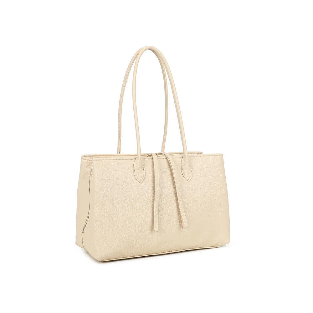 Majestia beige de trois quarts : ligne épurée, longues anses et zip latéral apparent sur le côté – réf. M-9460-1