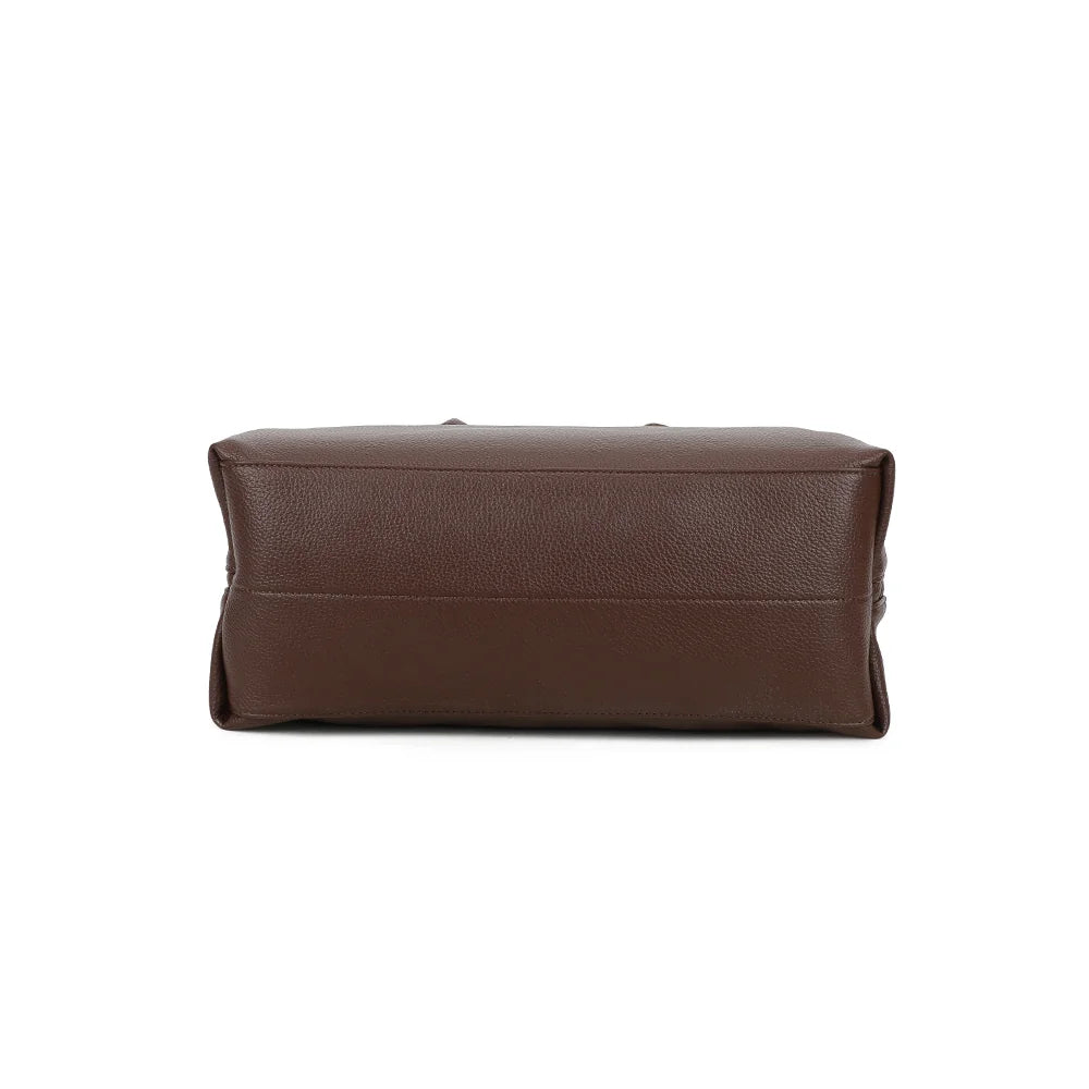 Dessous du Majestia café pour apprécier la base large de ce sac de 40 cm de longueur – réf. M-9460-1