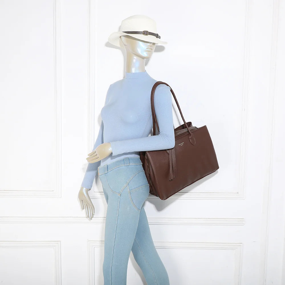Sac Majestia café porté à l’épaule par une femme grâce à ses deux longues anses de 29 cm – réf. M-9460-1