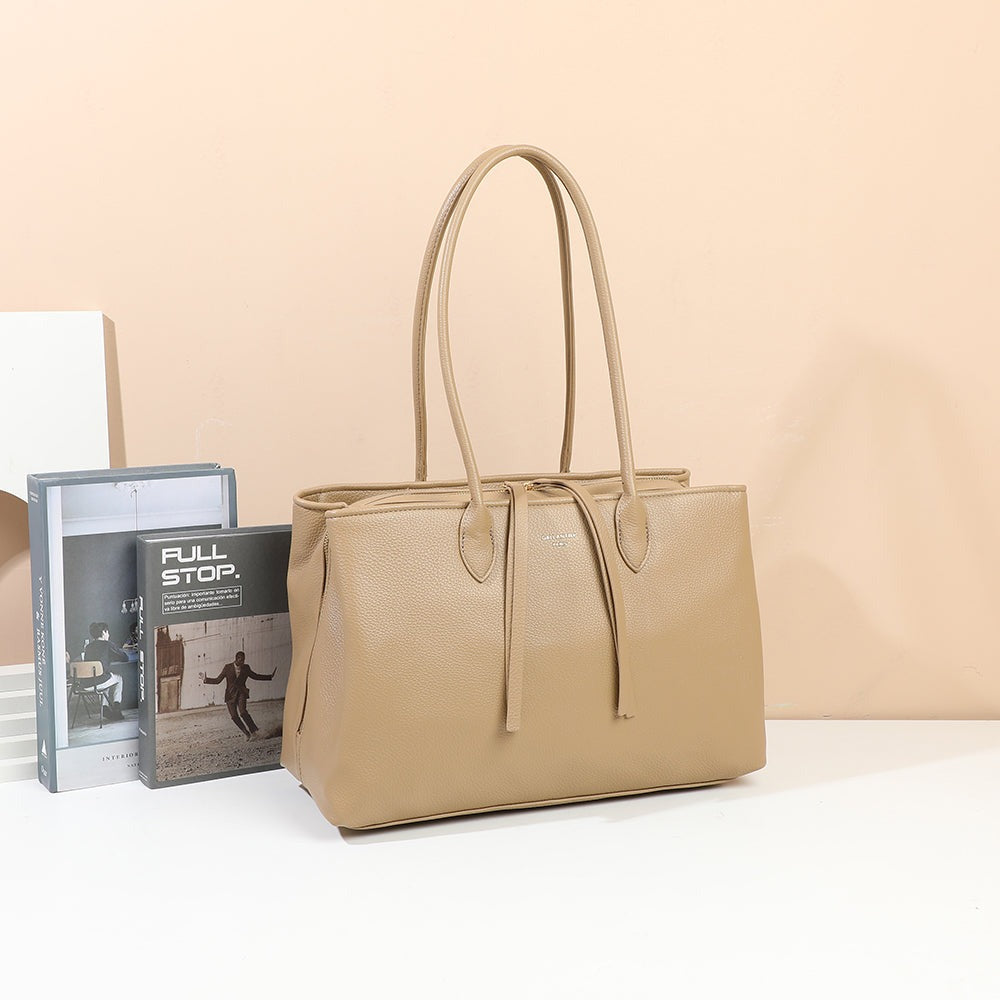 Sac à main Majestia taupe en simili cuir grainé mis en scène dans un décor – visuel d’ambiance créé avec l’IA – Gallantry Paris