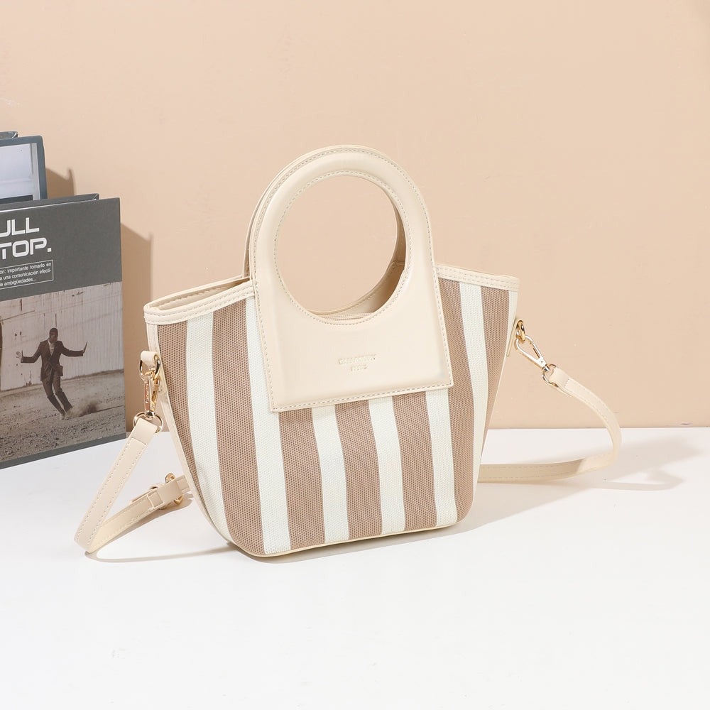 Sac à main Marbella Khaki/Beige rayé à anse ronde dans un décor estival – visuel d'ambiance créé avec l'IA – Gallantry Paris