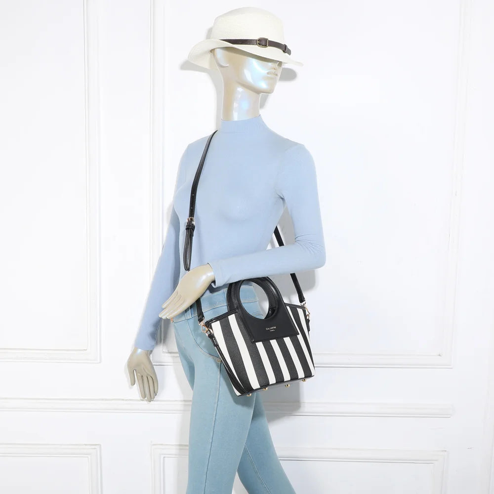 Sac Marbella noir/blanc porté par une femme, à la main par son anse ronde ou à l’épaule – réf. DG-5820