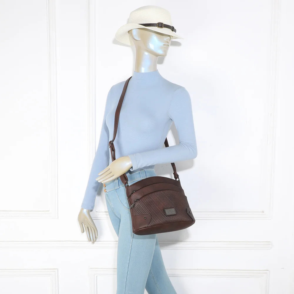 Sac bandoulière Marceau café porté par une femme, bandoulière réglable à l’épaule ou croisée – réf. M-9263-5
