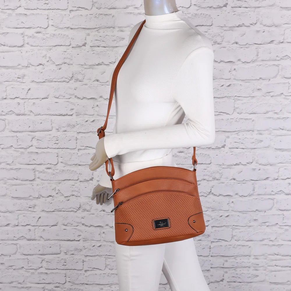 Sac bandoulière Marceau marron porté par une femme, bandoulière réglable à l’épaule ou croisée – réf. M-9263-5
