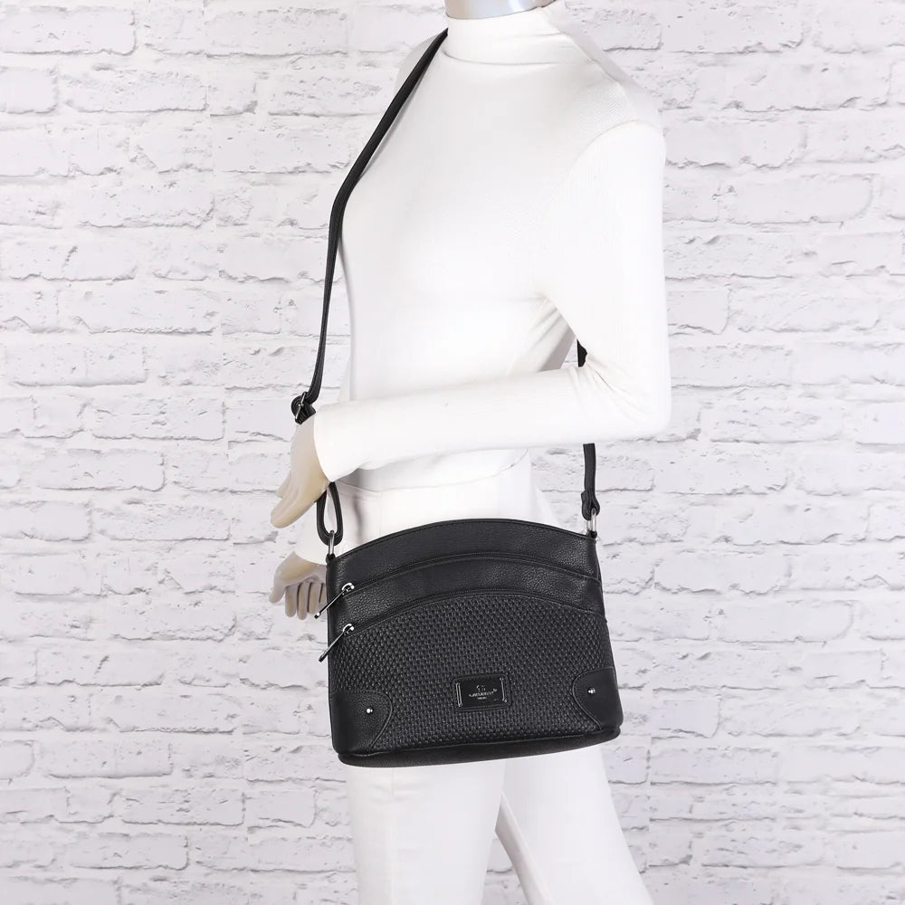 Sac bandoulière Marceau noir porté par une femme, bandoulière réglable à l’épaule ou croisée – réf. M-9263-5