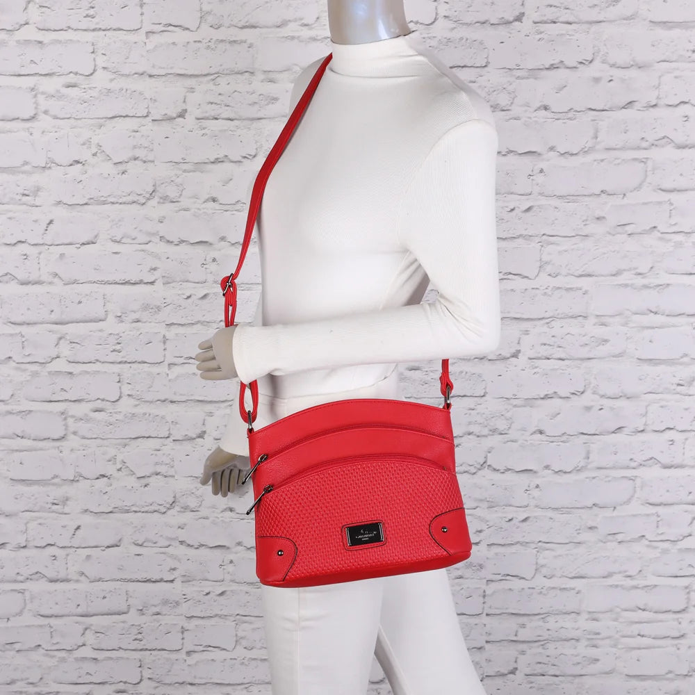 Sac bandoulière Marceau rouge porté par une femme, bandoulière réglable à l’épaule ou croisée – réf. M-9263-5