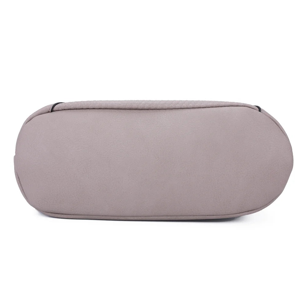 Dessous du sac Marceau taupe, silhouette arrondie en simili cuir grainé vegan – réf. M-9263-5