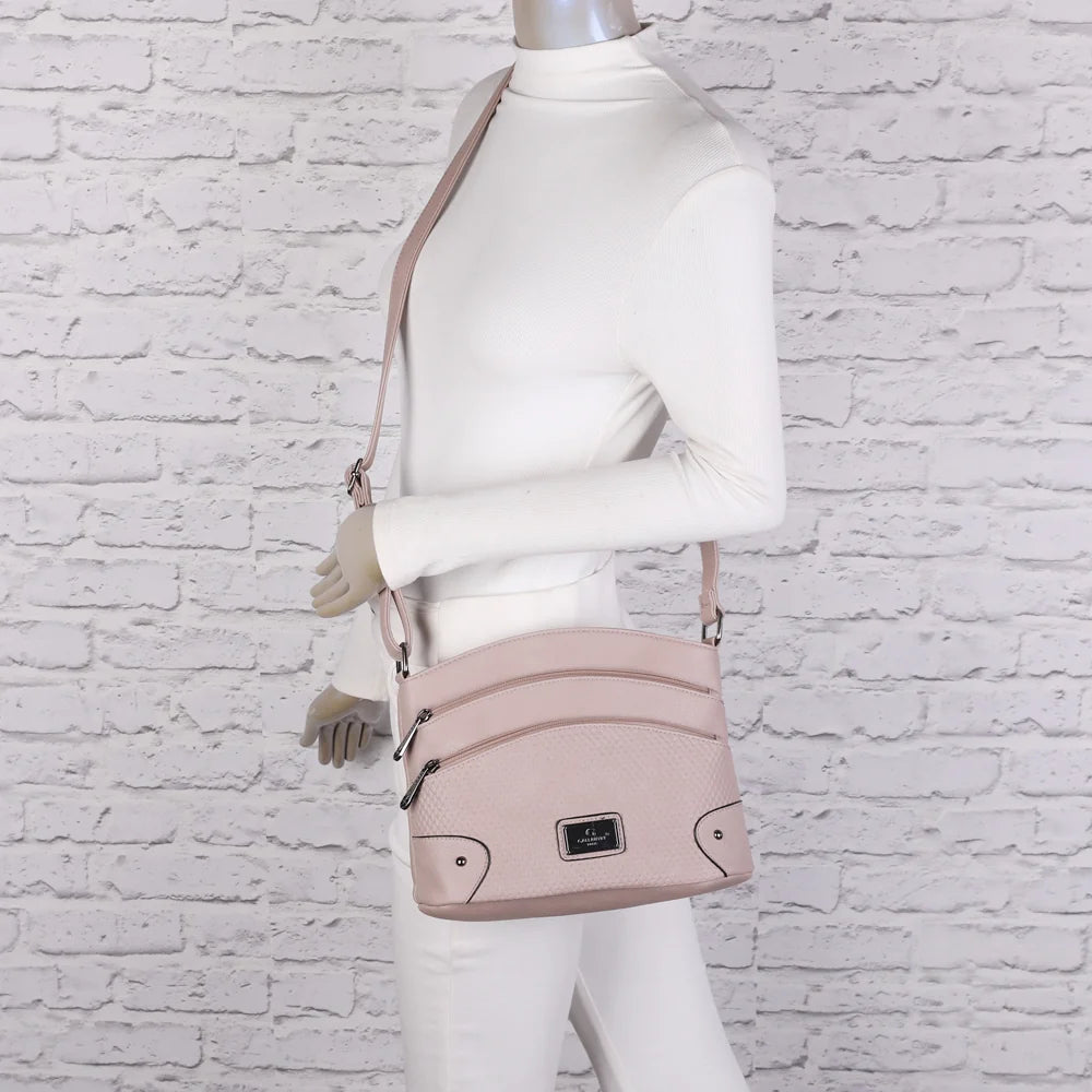 Sac bandoulière Marceau taupe porté par une femme, bandoulière réglable à l’épaule ou croisée – réf. M-9263-5