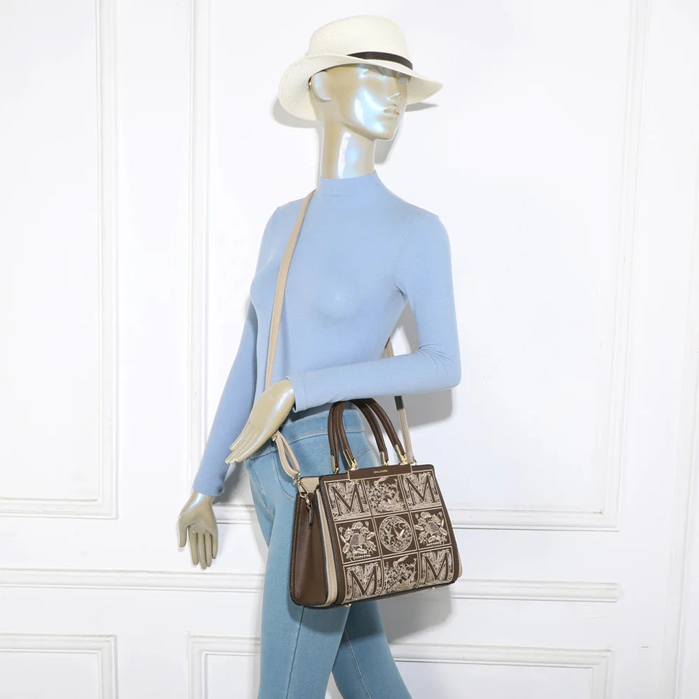 Sac Margaux café porté par une femme, à la main ou à l’épaule avec sa bandoulière – réf. DQ-8698