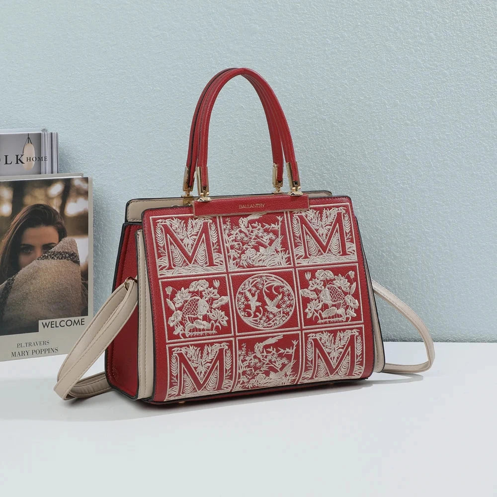 Sac à main femme Margaux brodé posé devant des livres – visuel d'ambiance créé avec l'IA – Gallantry Paris