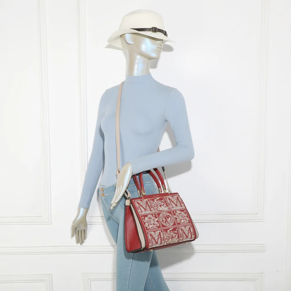 Sac Margaux rouge porté par une femme, à la main ou à l’épaule avec sa bandoulière – réf. DQ-8698