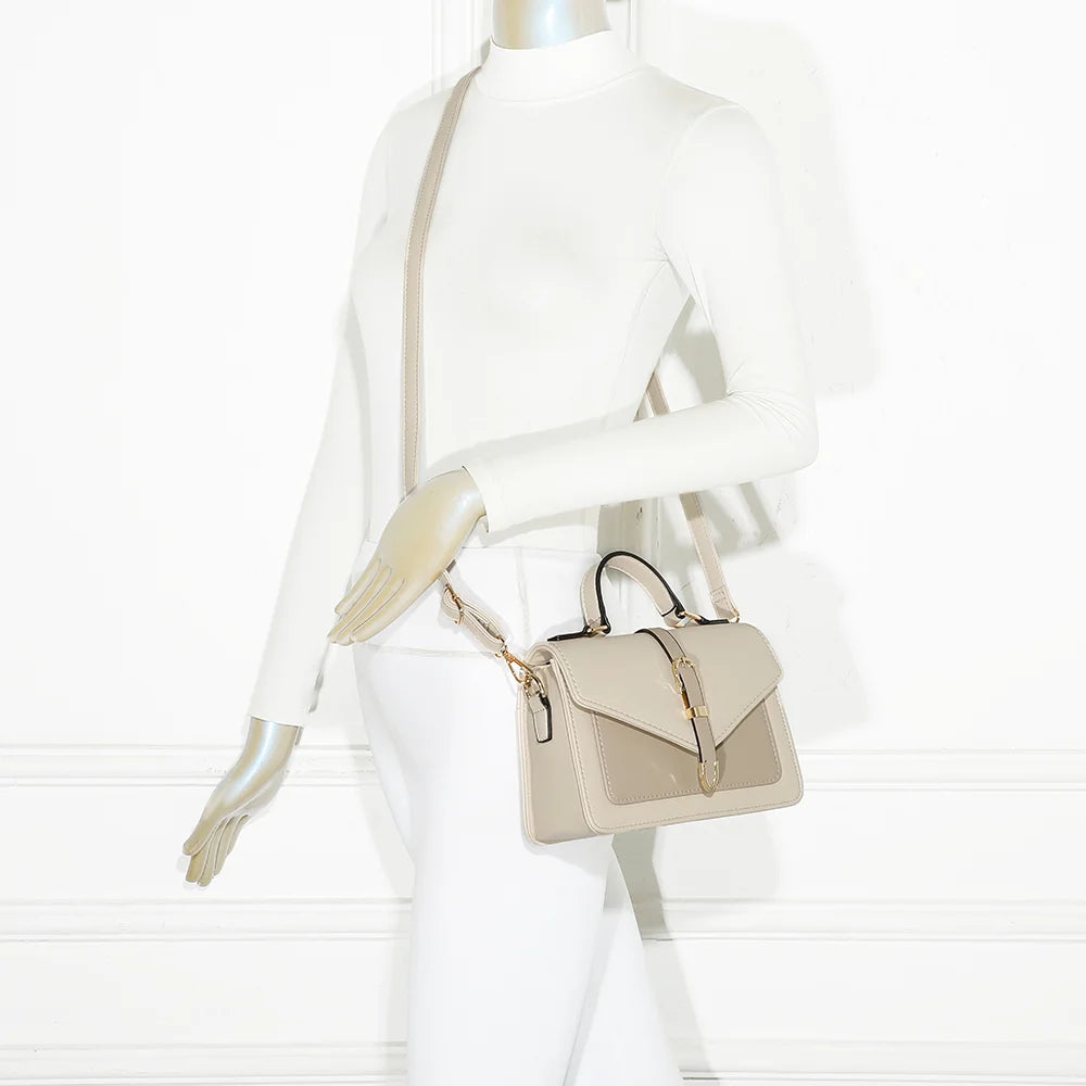 Sac Marina beige/taupe porté par une femme, à la main ou à l’épaule avec sa bandoulière amovible – réf. C-0160-1