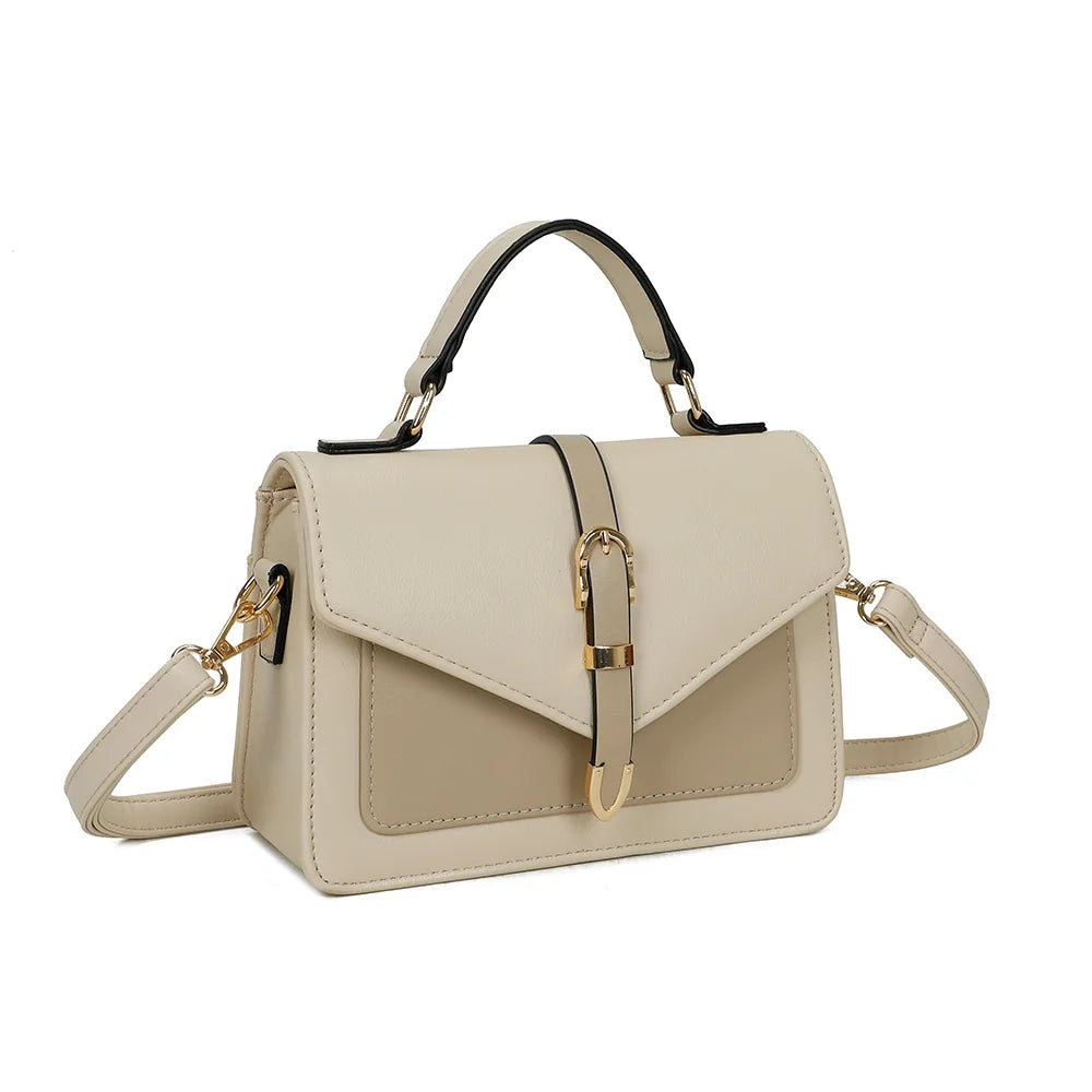 Marina beige/taupe vu de trois quarts : rabat structuré, patte à boucle dorée et anneau latéral de bandoulière – réf. C-0160-1