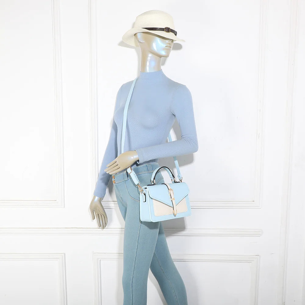 Sac Marina bleu clair porté par une femme, à la main ou à l’épaule avec sa bandoulière amovible – réf. C-0160-1